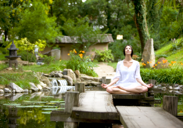 Taman meditasi dengan area untuk beristirahat dan bermeditasi